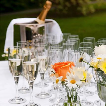 Nærbilde av champagneglass i hagen til Eckbo Selskapslokaler AS