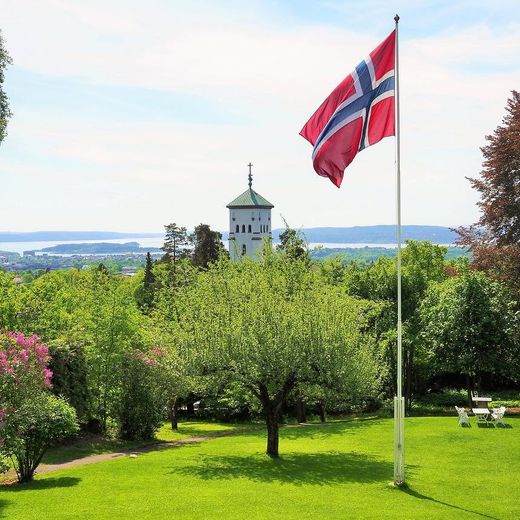 Bilde av hagen til Eckbo Selskapslokaler AS, sett mot Oslofjorden
