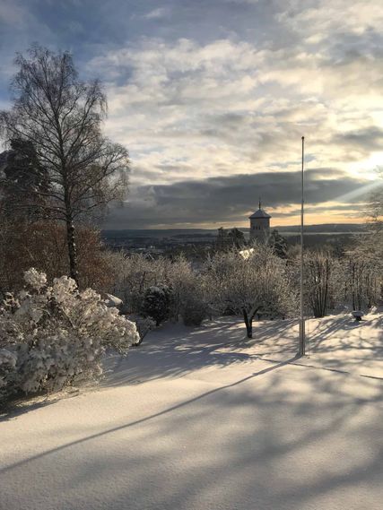 Hagen og utsikten i vinterlandskap