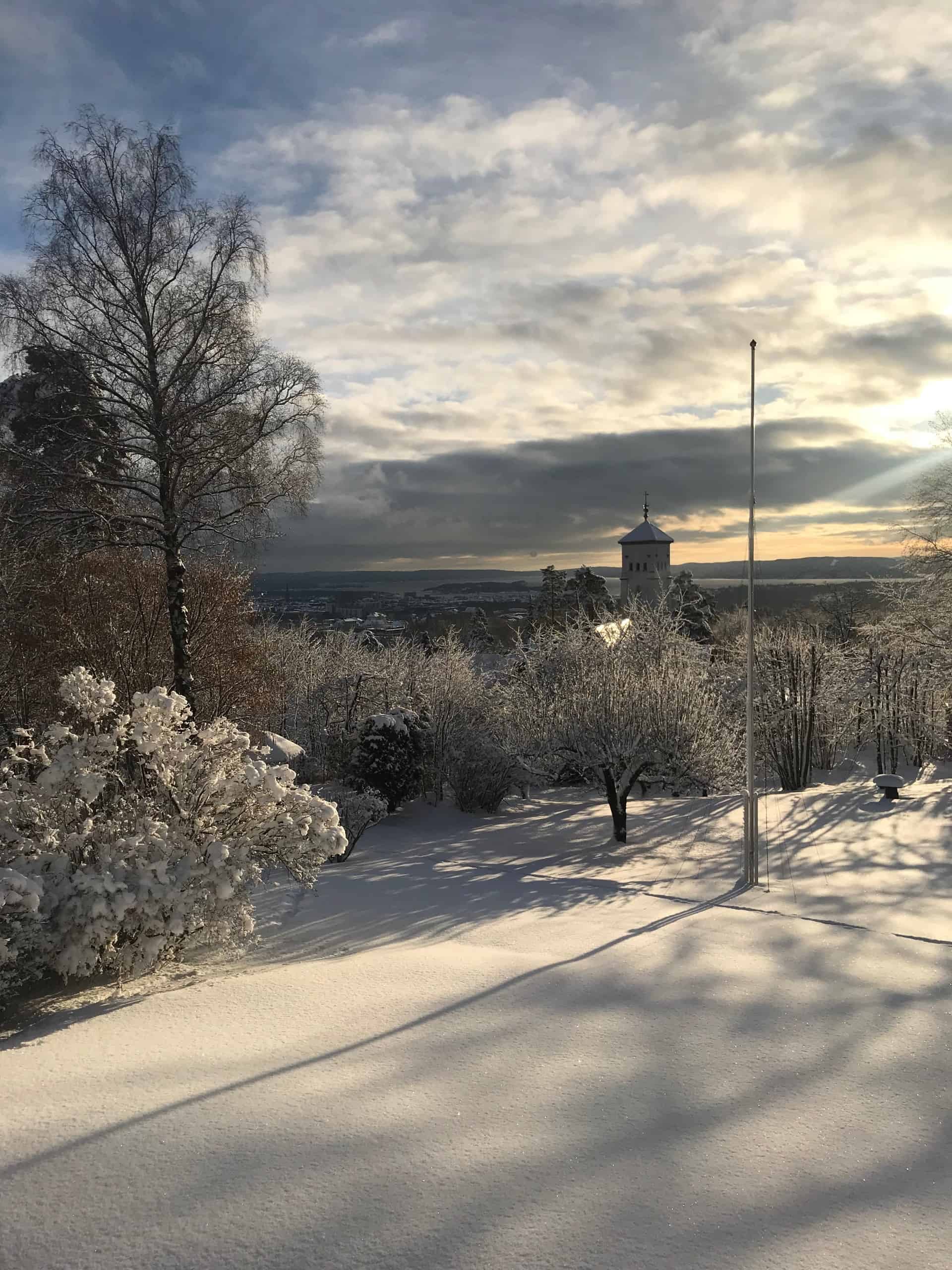 Hagen og utsikten i vinterlandskap